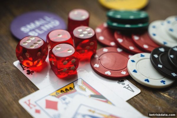 桌游沟通技巧：信息博弈如何帮你在体育博彩风险中少踩坑
