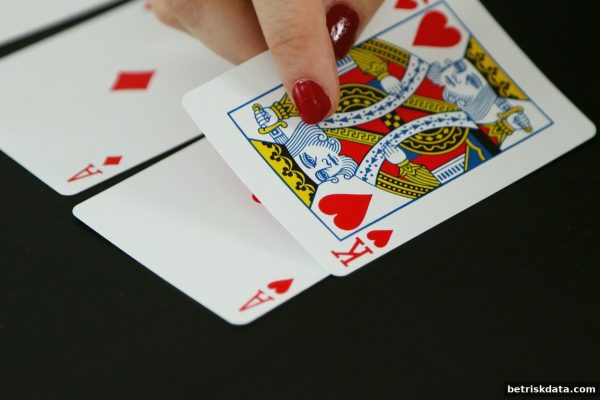 JJ斗地主：用教育智慧规避体育博彩风险，棋牌游戏的深度学习之道