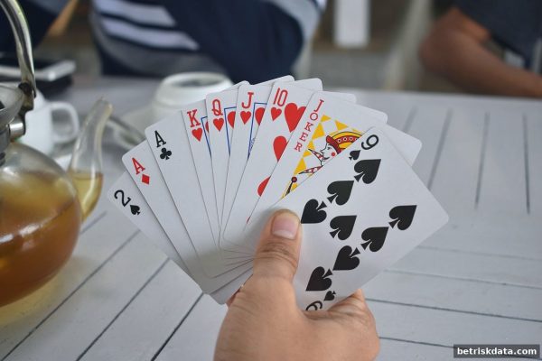 体育博彩风险启示下的桌游设计核心：规则、体验与心理博弈