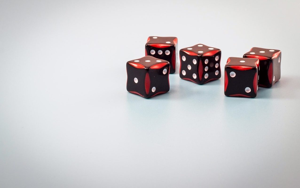 棋牌与彩票的千年演化:体育博彩风险视角下的娱乐嬗变