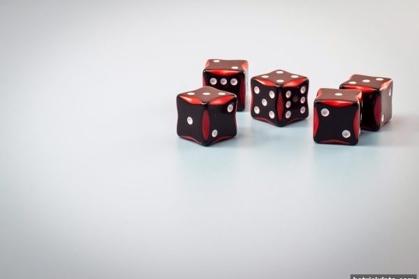 棋牌与彩票的千年演化：体育博彩风险视角下的娱乐嬗变