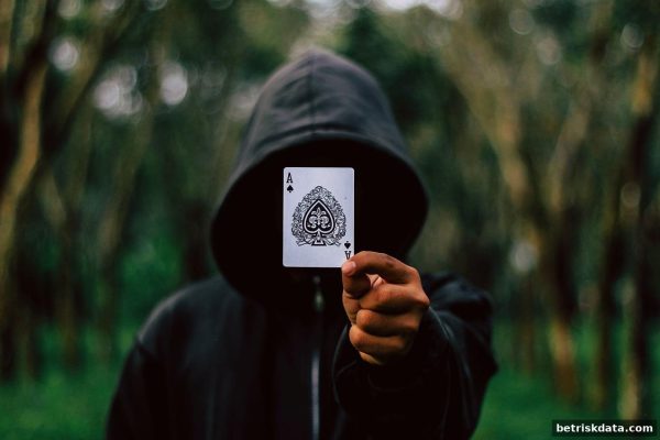 报牌频率与滚球技巧：体育博彩风险下的对手洞察与节奏制胜
