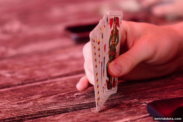洞悉体育博彩风险：利澳棋牌起手牌强度与对手范围全解析及好友奖励指南