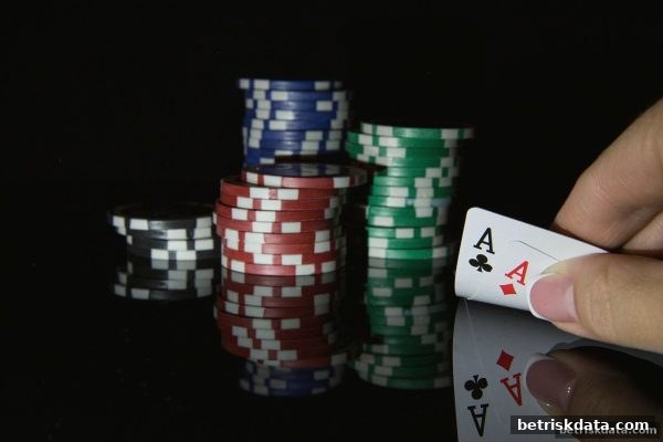 体育博彩风险下的麻将心理博弈：读牌与虚张声势的深度剖析