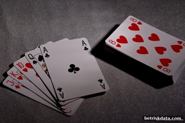 血战麻将核心技巧与体育博彩风险防范：从开局到充值全攻略