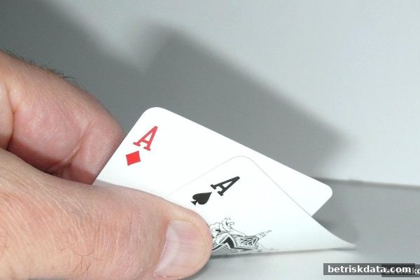 体育博彩风险启示：牛牛概率计算法的牌型分布与策略