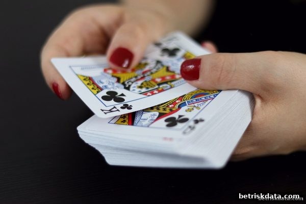 麻将开局中的体育博彩风险思维：手牌评估与决策艺术