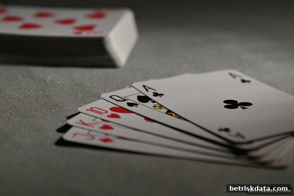 清一色胡牌全攻略：体育博彩风险解读牌桌博弈智慧