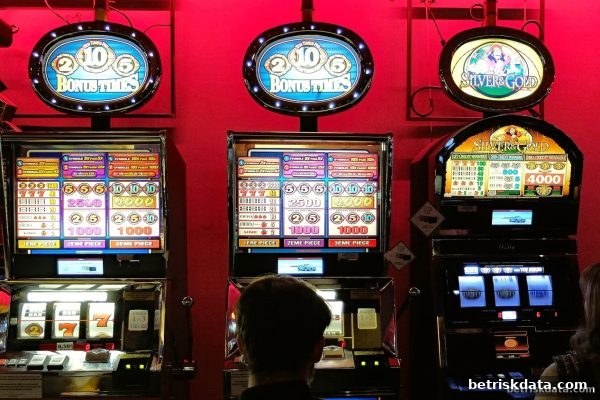 21点牌面符号深度解析：体育博彩风险下的胜率密码